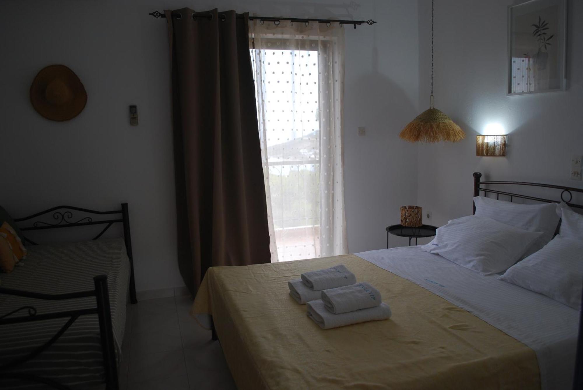 Sunset Rooms Agia Marina  Exterior photo